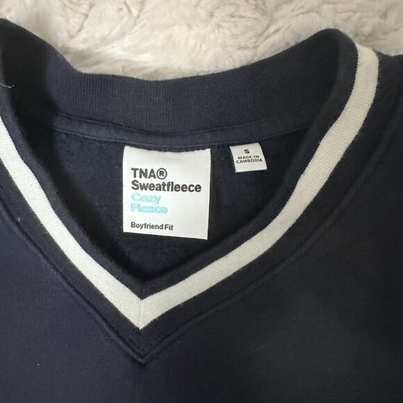 Aritzia TNA Cozy Fleece Boyfriend V-Neck - Picture 2 of 7